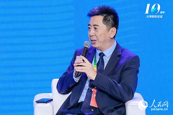 西安交通大學黨委常委、副校長洪軍出席圓桌論壇并發言。